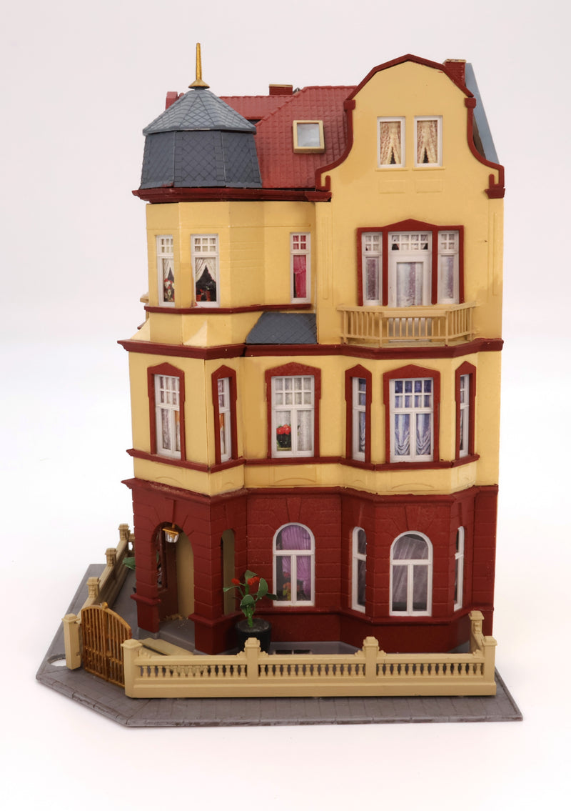 HO Scale Kibri Corner Building Model – Tan