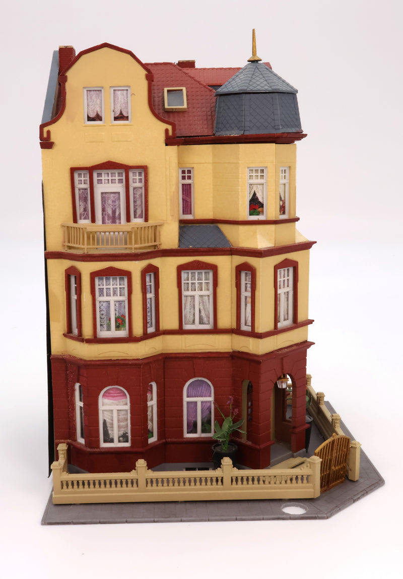 HO Scale Kibri Corner Building Model – Tan