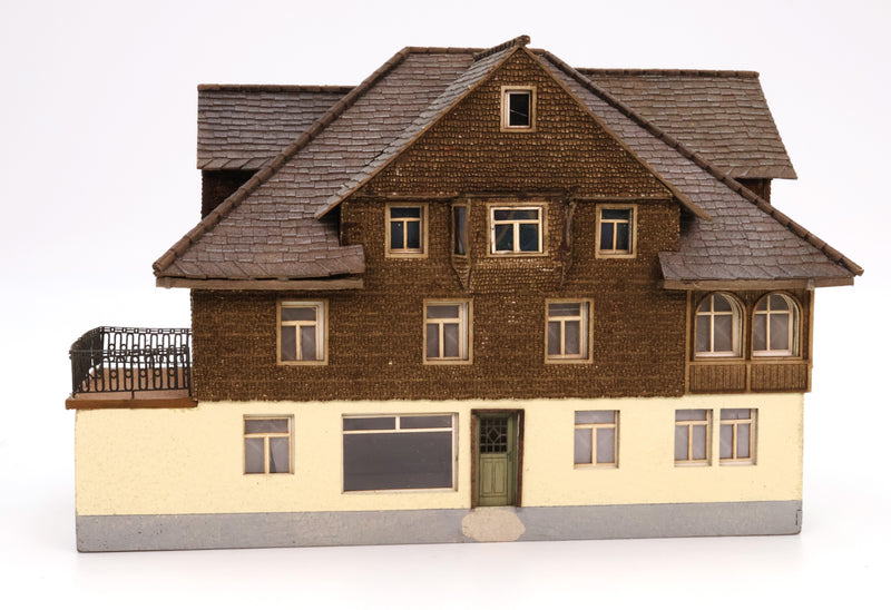MBZ 10118 House w. Barber Shop