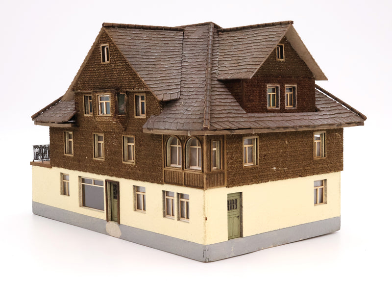 MBZ 10118 House w. Barber Shop