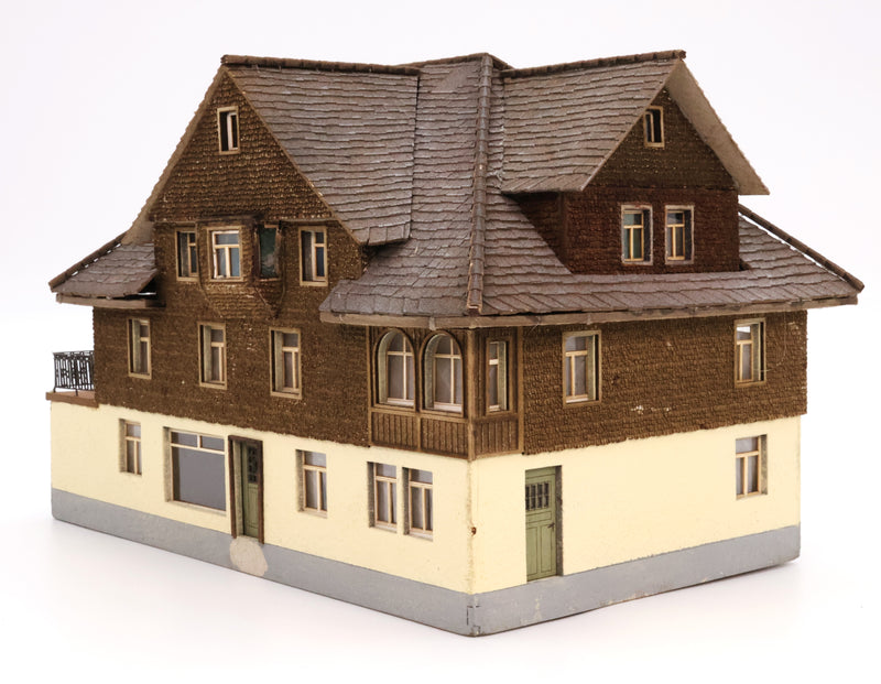 MBZ 10118 House w. Barber Shop