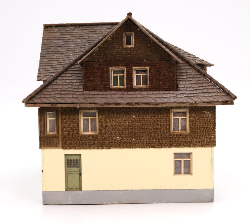 MBZ 10118 House w. Barber Shop