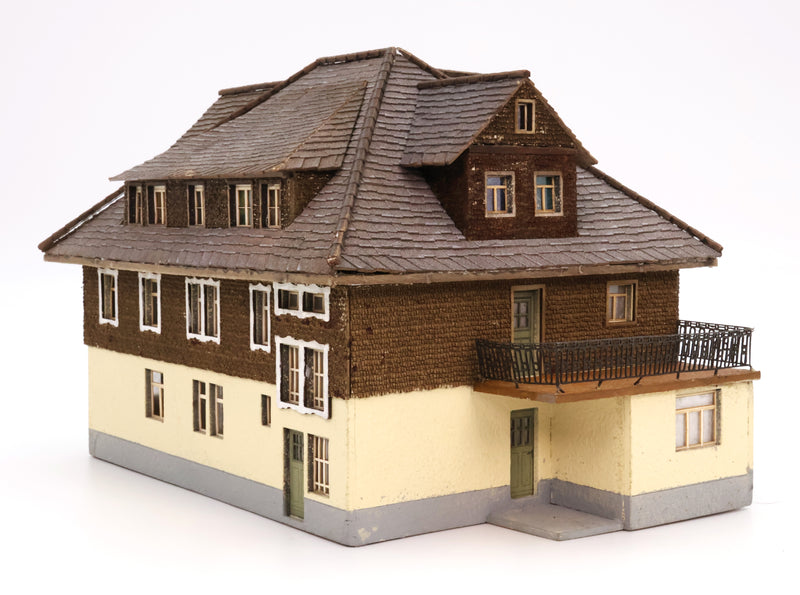 MBZ 10118 House w. Barber Shop