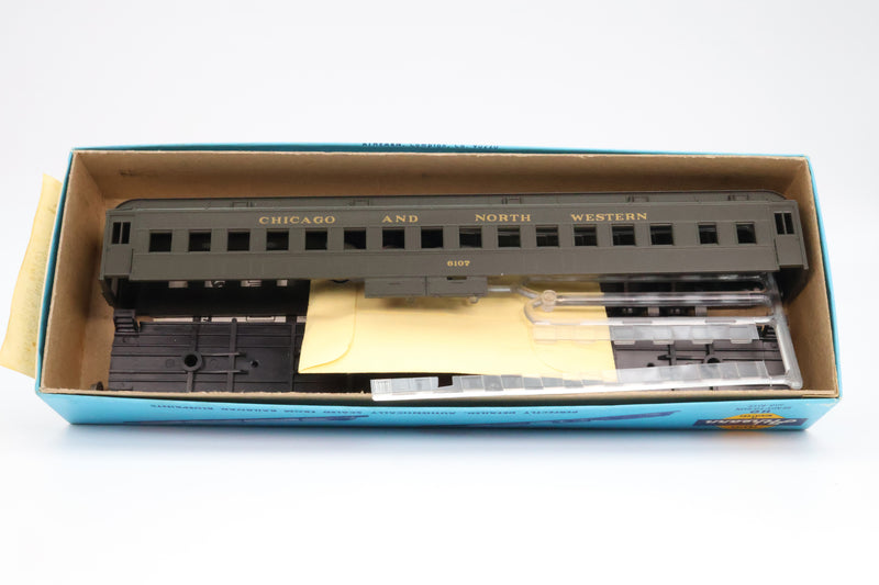 Athearn HO Scale Passenger Coach Chicago and North Western #6107